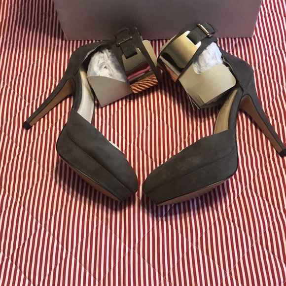 Gray size 8.5 US platform sude dress heel with gold detail on the ankle strap - Picture 4 of 6